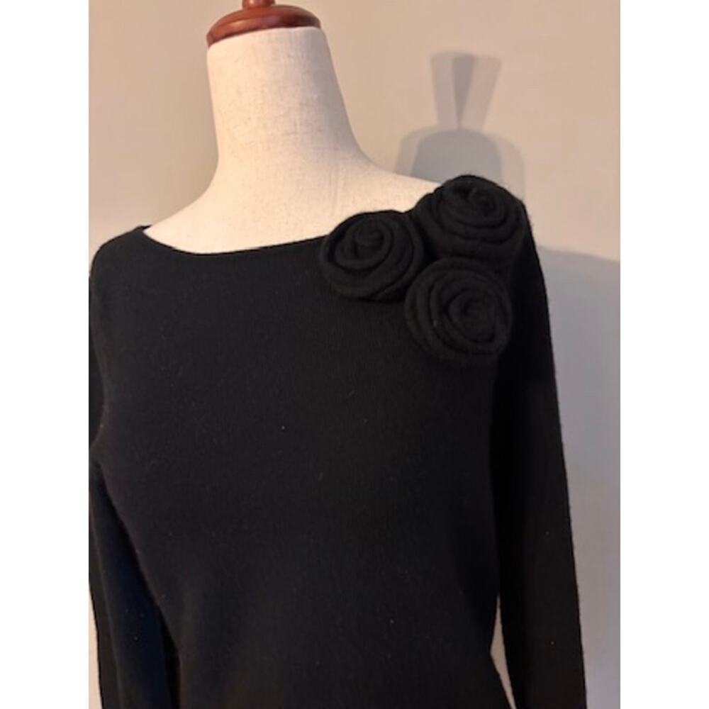 Barneys New York Cashmere Sweater Womens M Black 3D Rose Rosette 100% Cashmere - Picture 2 of 10